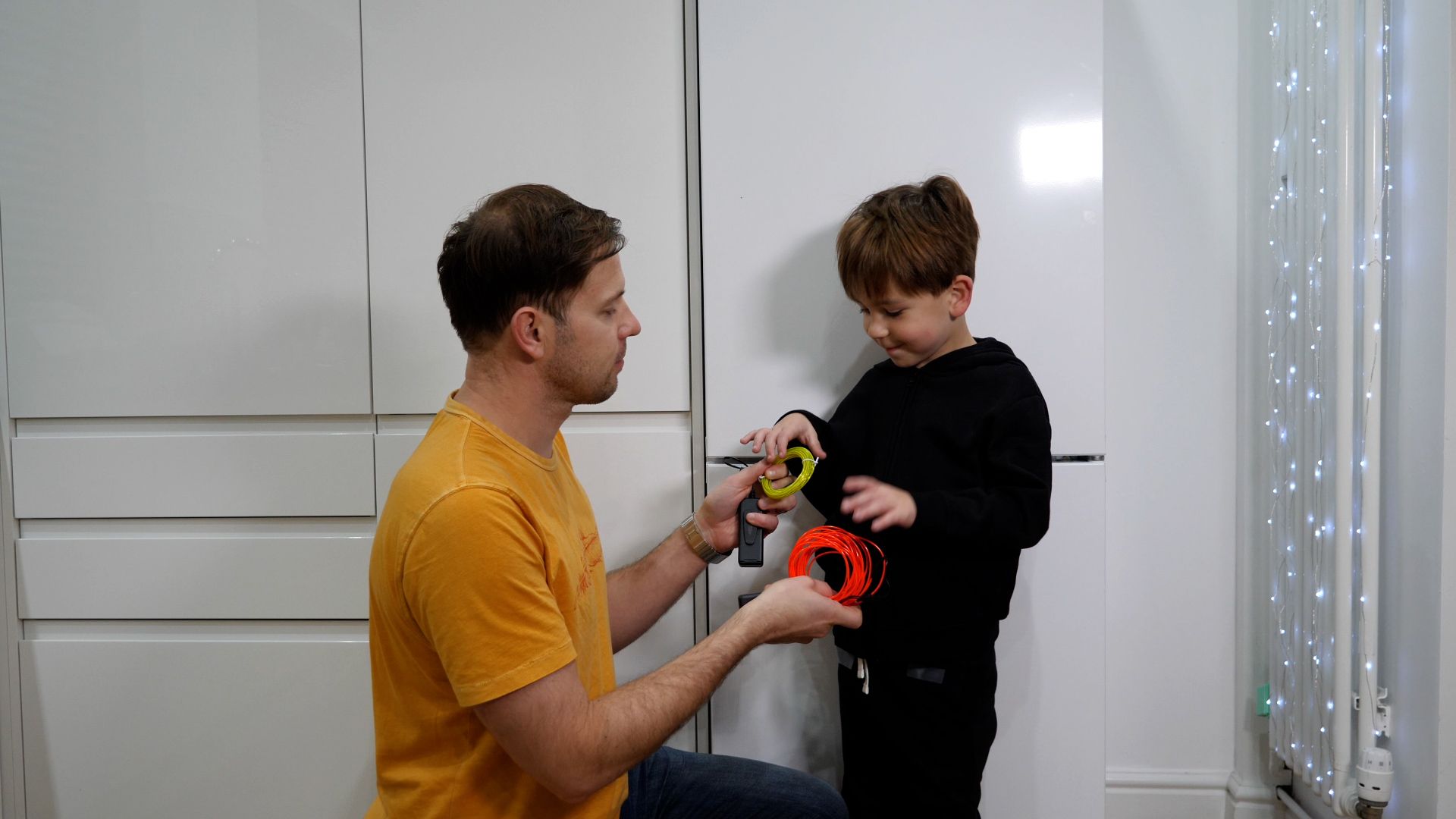 TheDADLab Папина лаборатория Светящийся неоновый детский костюм для Хеллоуина смотреть онлайн