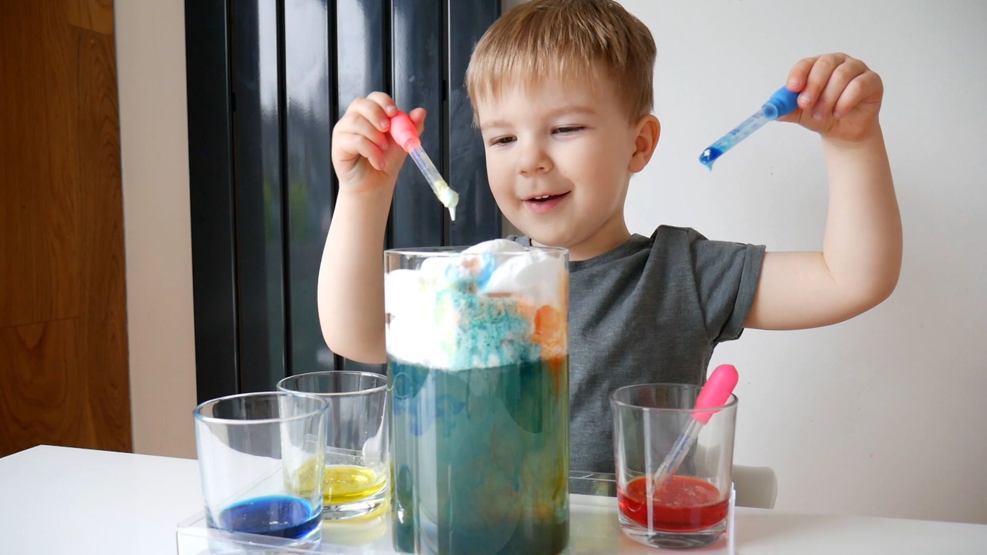TheDADLab Папина лаборатория Эксперимент с водой красками и облаками смотреть онлайн